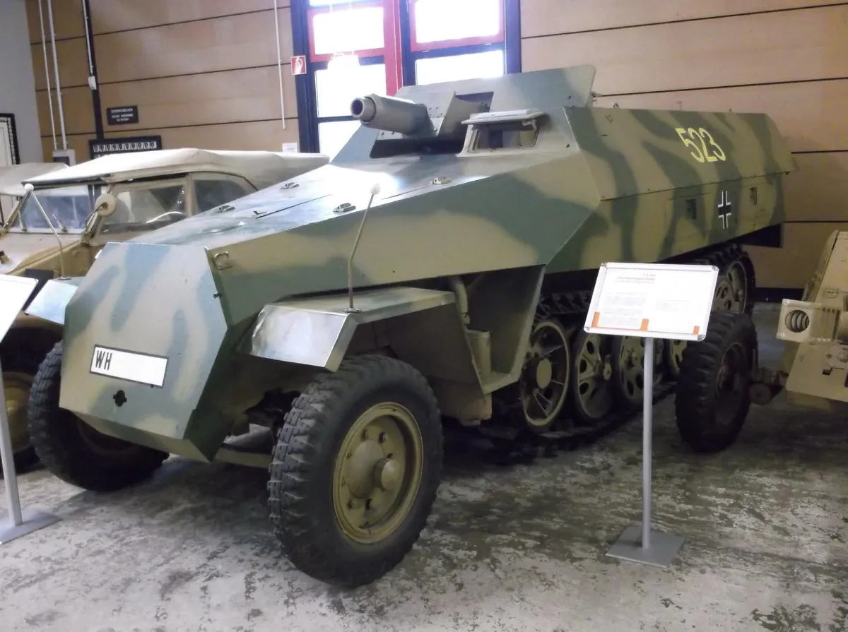 Militärisches Halbkettenfahrzeug in einem Museum