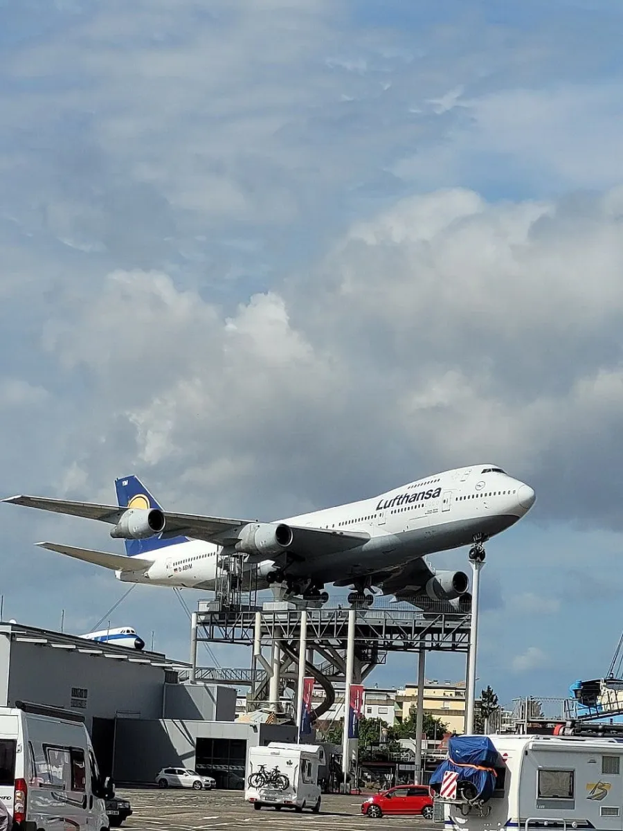 Flugzeug auf einer Plattform im Freien
