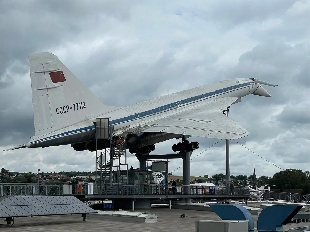 Altes sowjetisches Flugzeug auf einer Plattform ausgestellt.