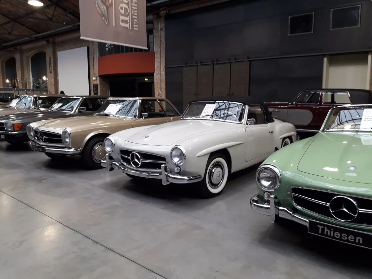 Reihe von klassischen Mercedes-Benz Autos in einer Halle.