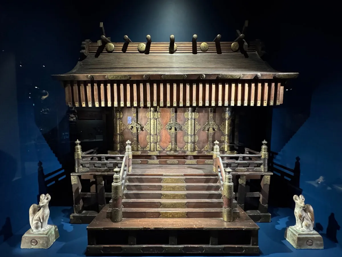 Miniaturmodell eines traditionellen japanischen Schreins