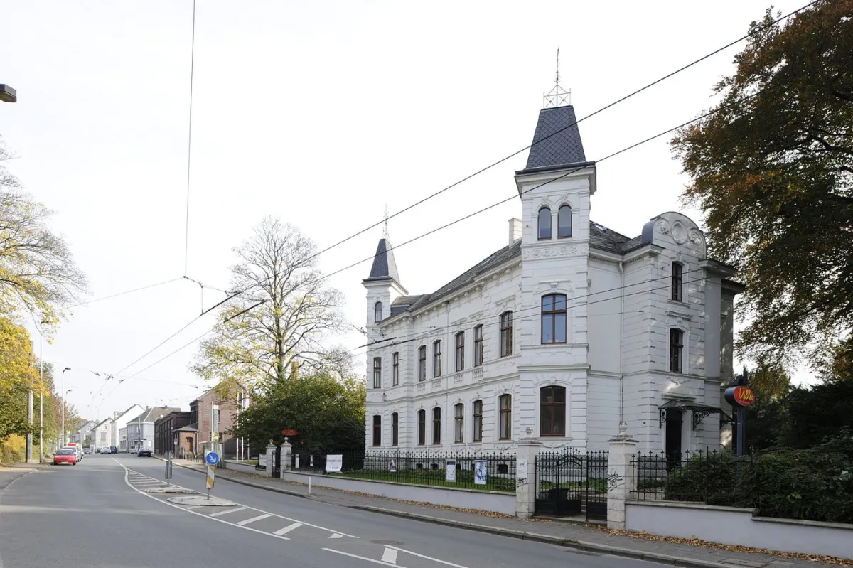 Historisches Gebäude an einer Straße