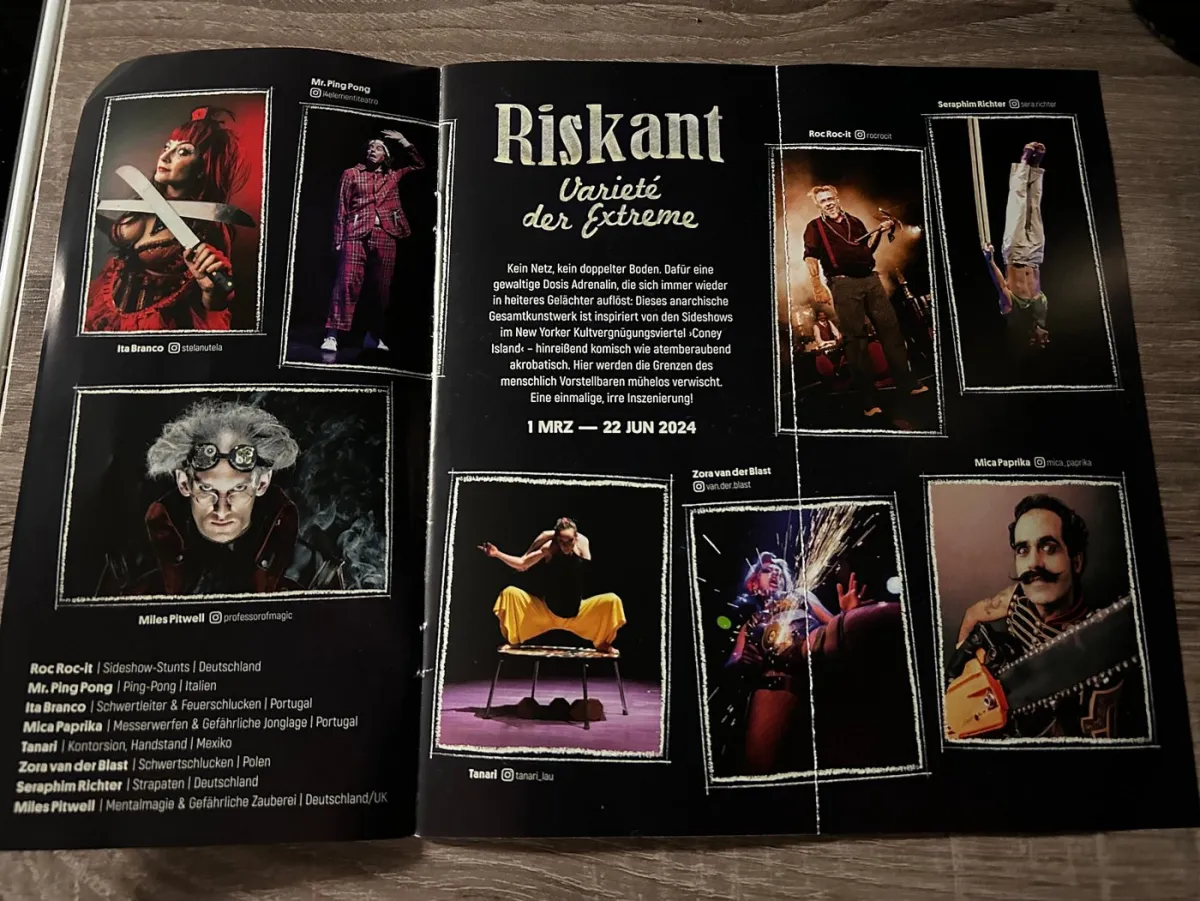 Broschüre für die Show 'Riskant: Varieté der Extreme' mit Künstlerfotos.