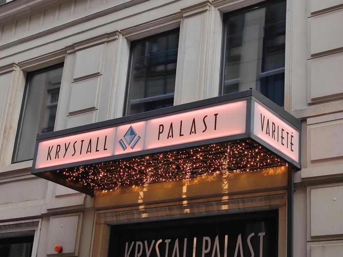 Eingang des Krystallpalast Varieté