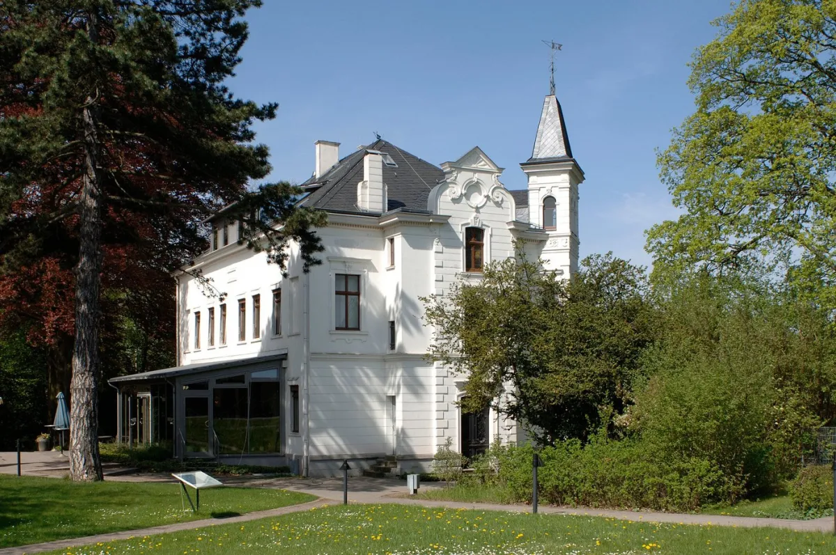 Historisches Gebäude mit Turm und Garten
