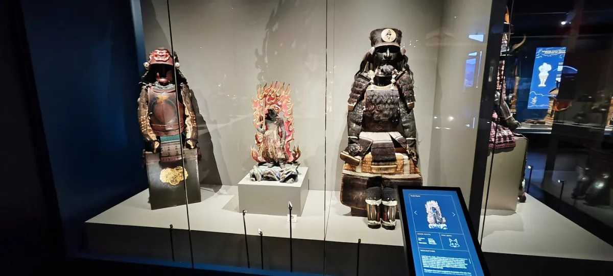 Ausstellung von Samurai-Rüstungen und Statue.