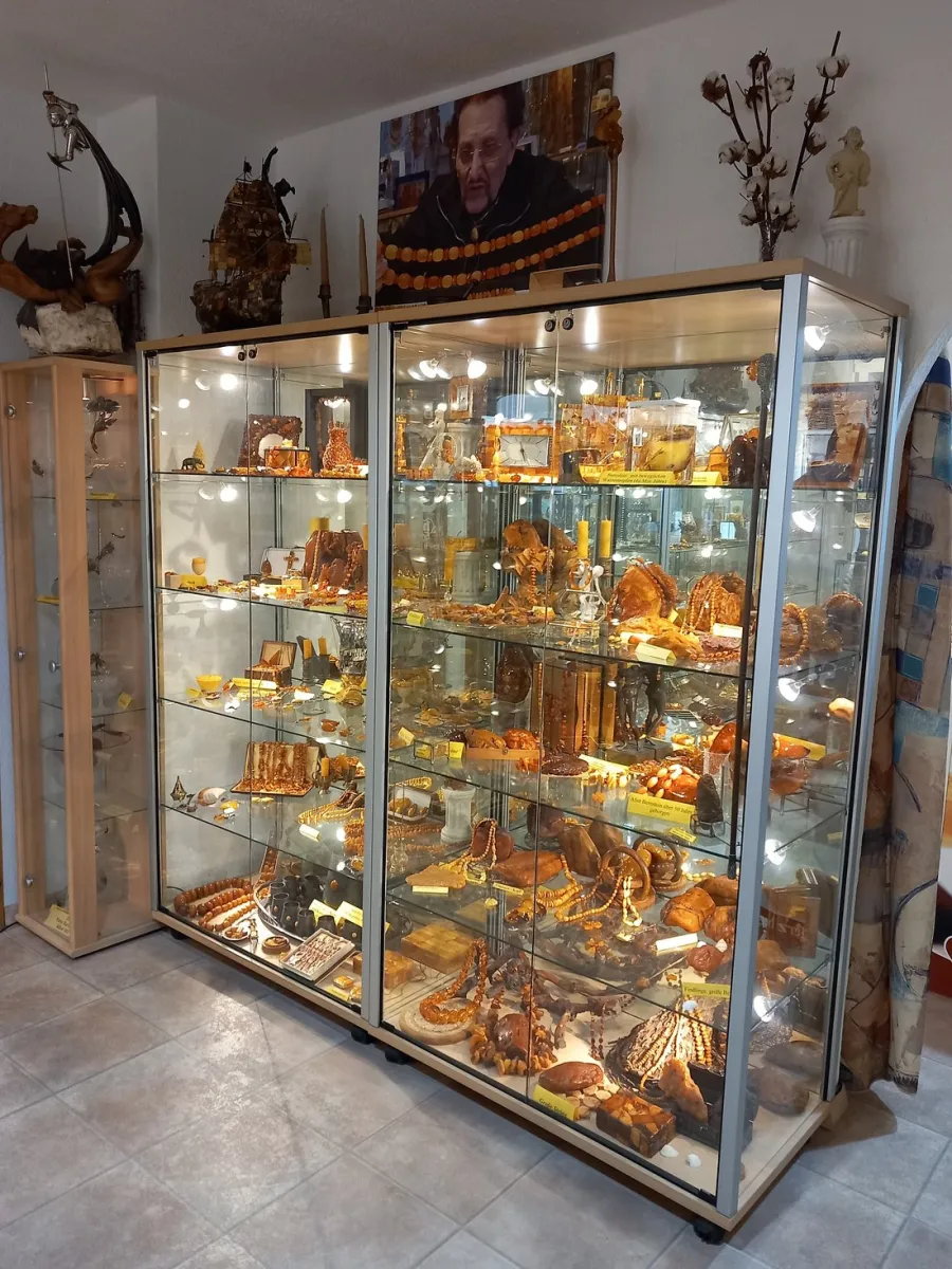 Vitrine mit Bernsteinobjekten