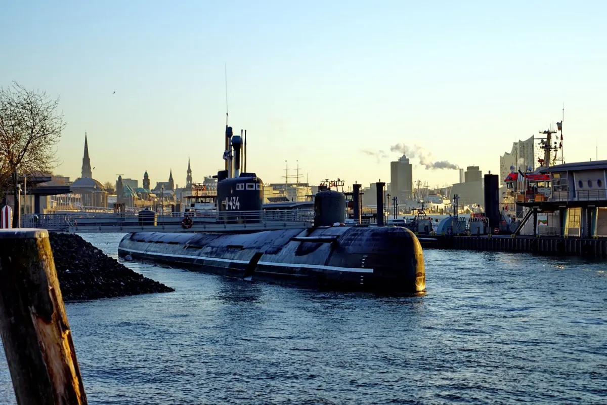 U-Boot im Hafen mit Stadt im Hintergrund