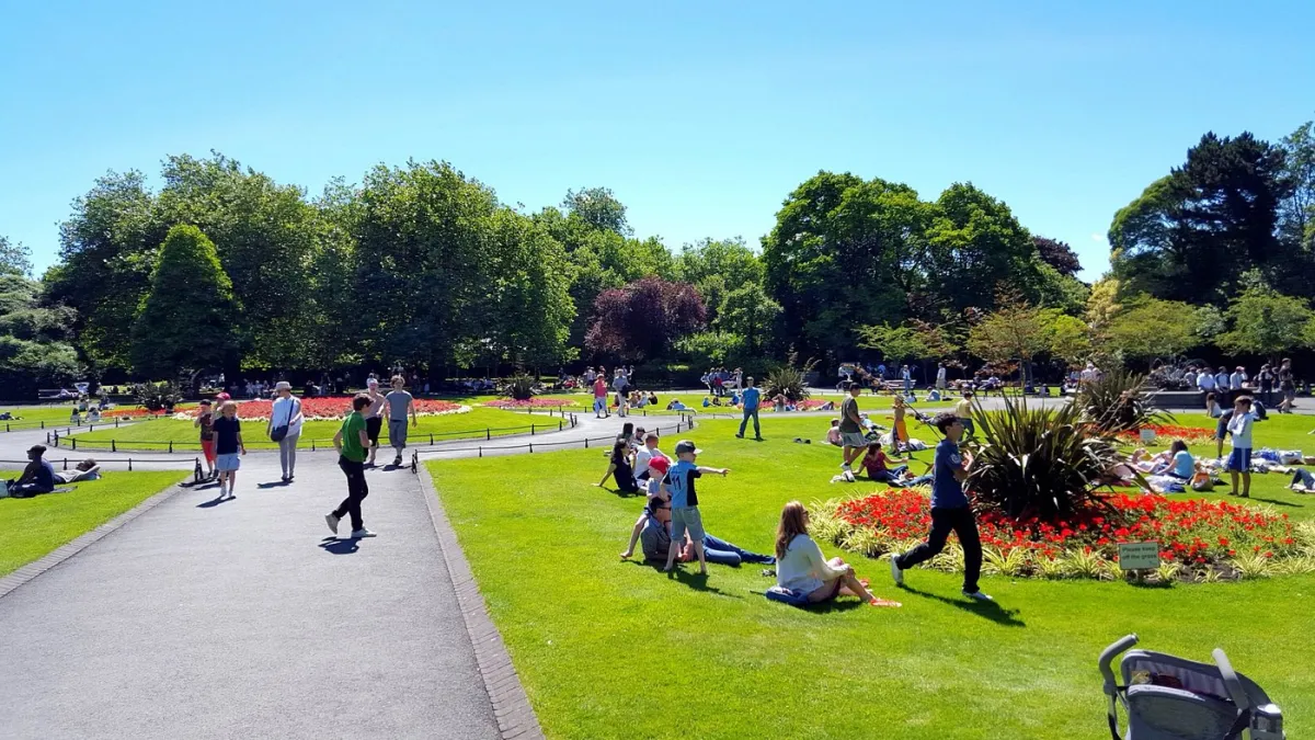 Dublin Tour Guide - Private Tours, місце відпочинку та розваг, Dublin 1, park with people relaxing