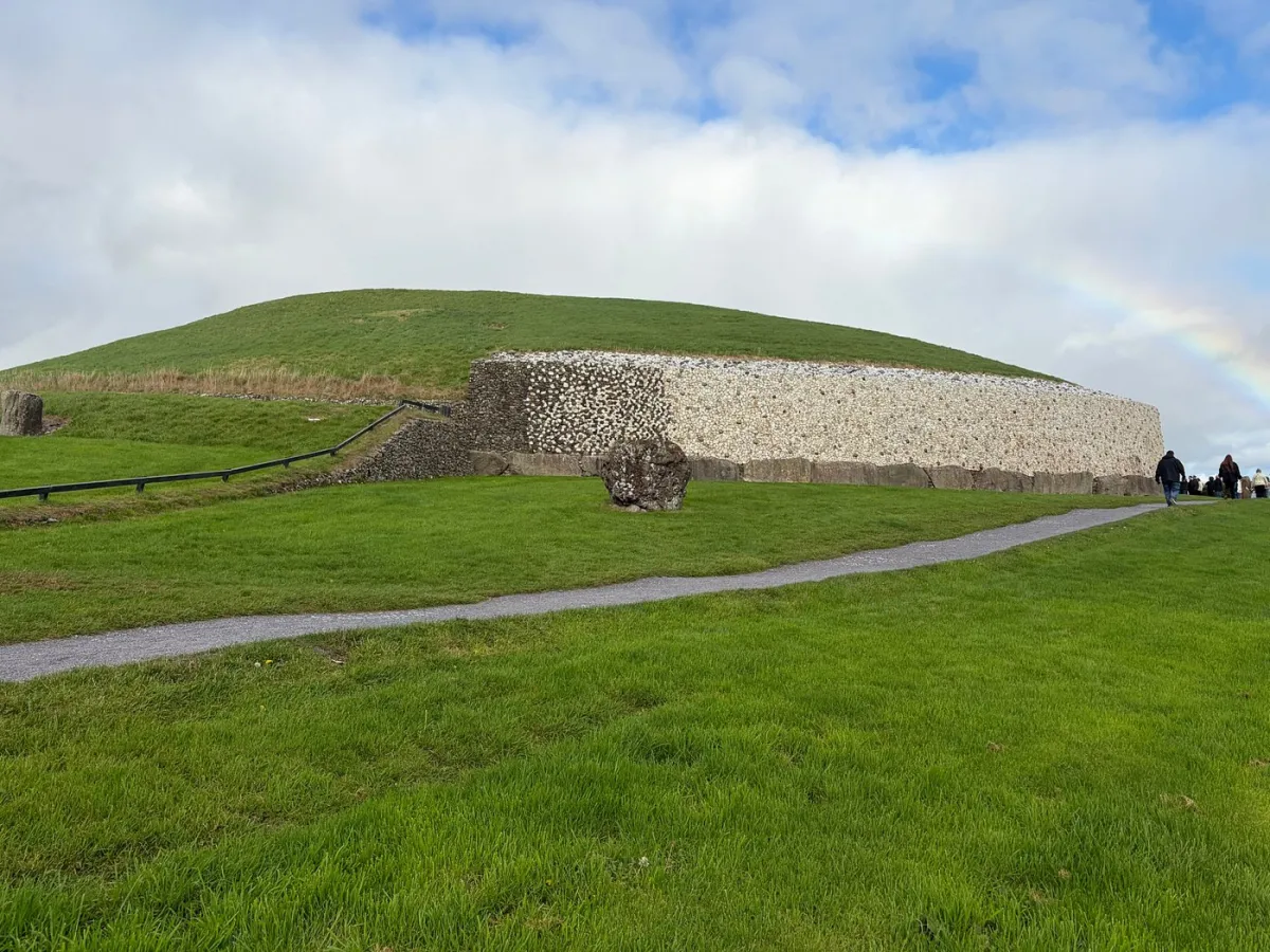 Mary Gibbons Tours атракція Dublin 1, зовнішній вигляд Newgrange