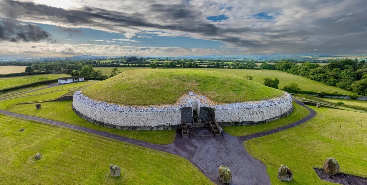 Mary Gibbons Tours атракція Dublin 1, Newgrange з кам'яним фасадом