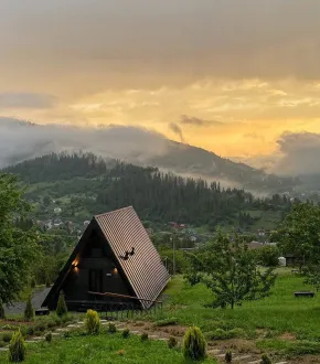 Котедж Мірадор A-frame на горі Погар у Славському на заході сонця
