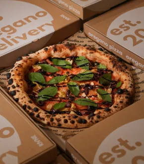 Готова італійська піца з зеленню в коробках Oregano Delivery