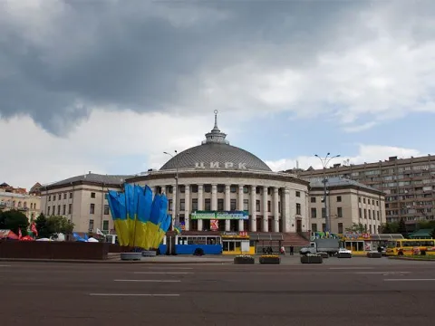 Будівля цирку з прапорами України