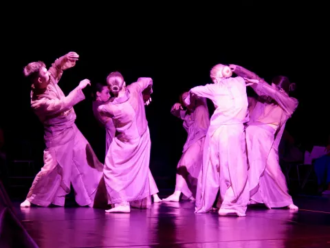 Танцюристи в пурпуровому світлі