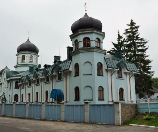Будівля з куполами у традиційному стилі