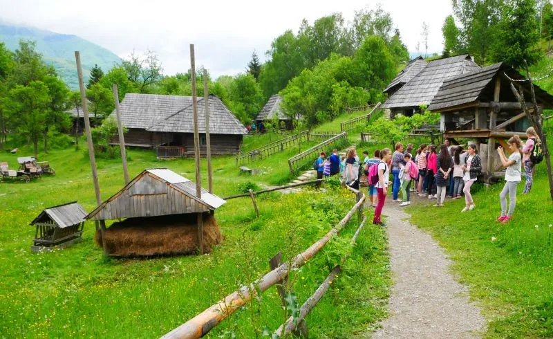 Музей «Старе село» — група відвідувачів на стежці, Колочава, скансен