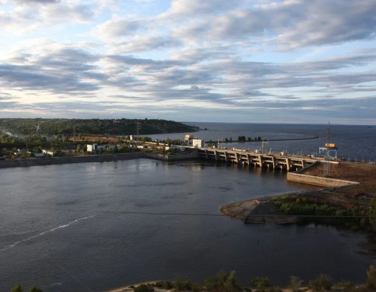 Вид на гідроелектростанцію та річку