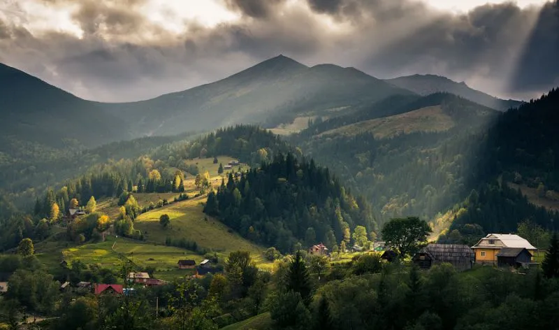 Карпатський пейзаж з горами і селом