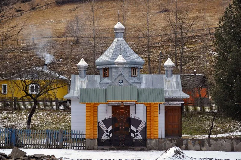 Невелика дерев'яна церква в селі взимку