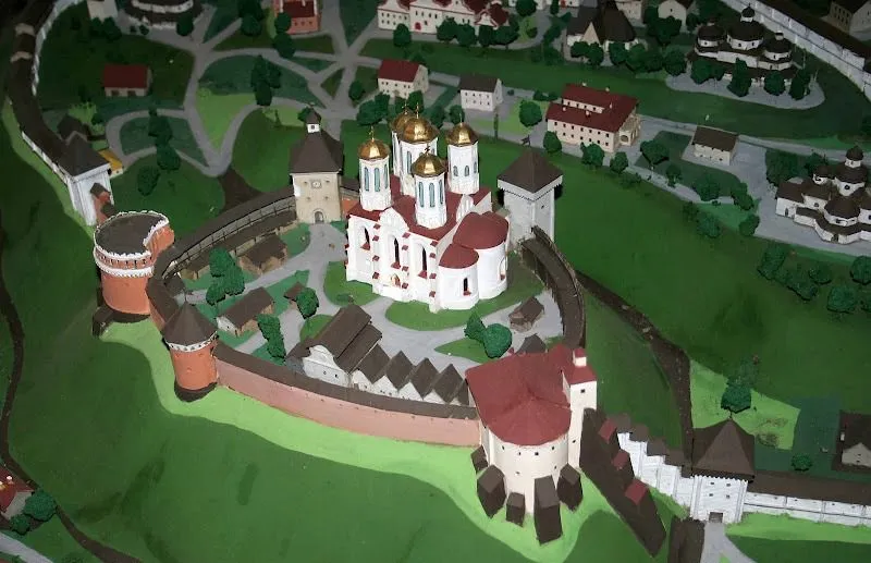 Макет середньовічного замку з церквою