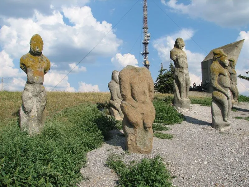 Гора Кременець кам'яні статуї на вершині, Ізюм, туризм в Україні