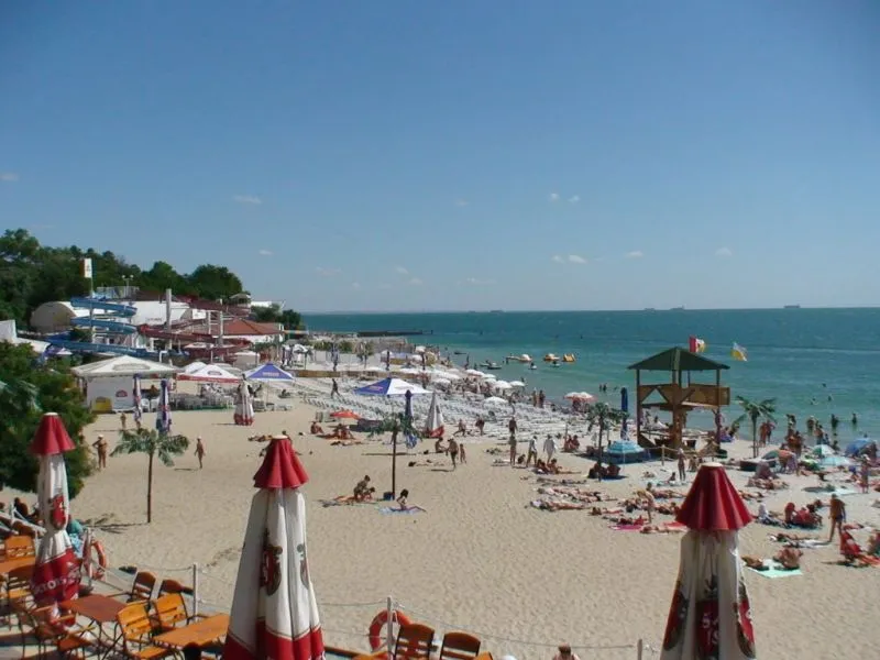 Пляж з відпочивальниками біля моря