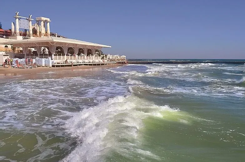 Пляж з будівлею на березі моря