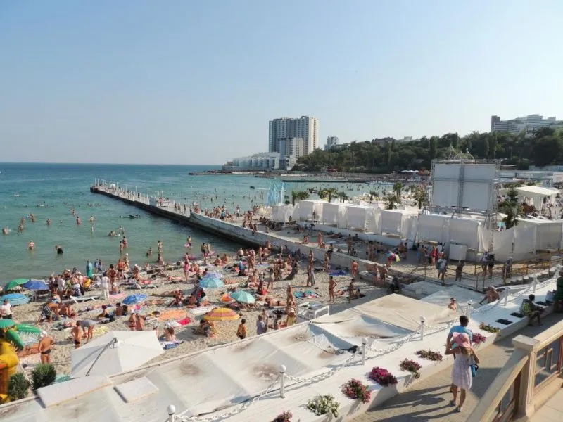 Пляж із відпочивальниками біля моря.