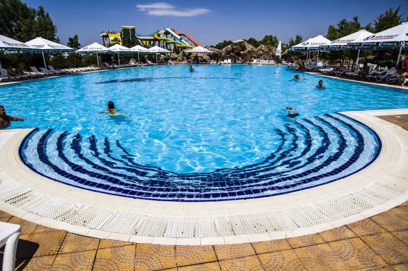 Великий басейн з людьми