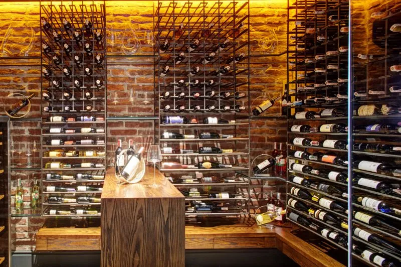 Винний льох з пляшками на полицях