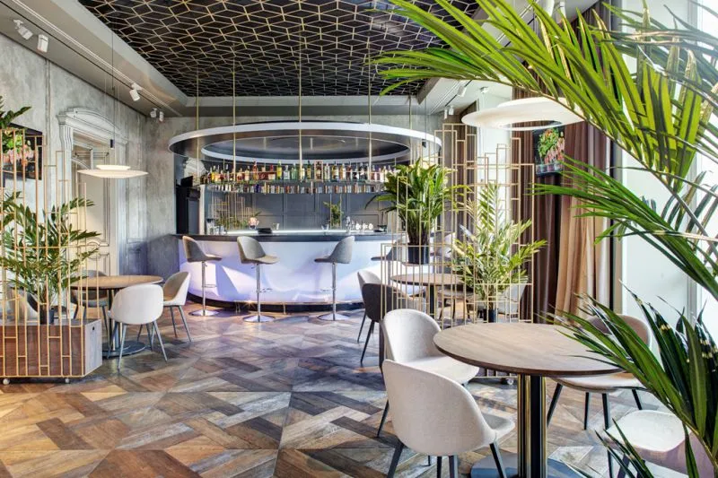 Сучасний інтер'єр кафе з барною стійкою