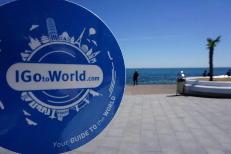 Логотип IGotoWorld на фоні моря