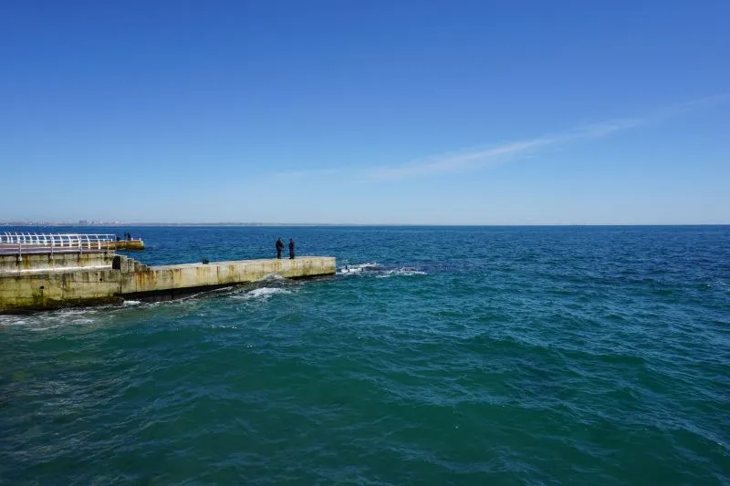 Люди на пірсі біля моря