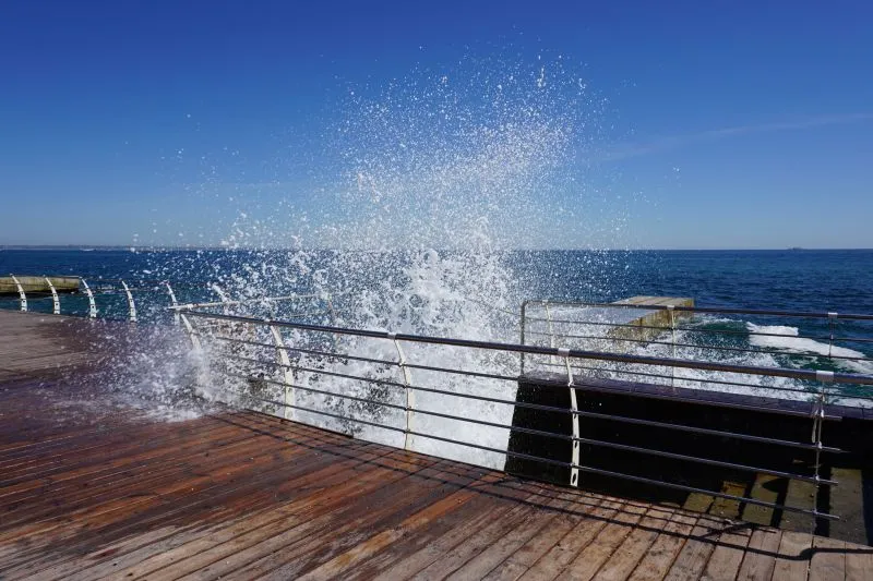 Хвиля розбивається об набережну
