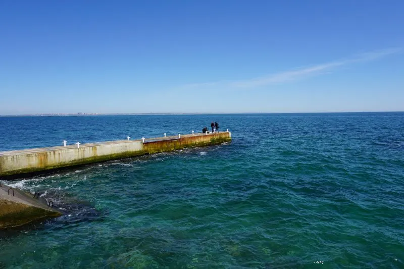 Пірс на морі з людьми