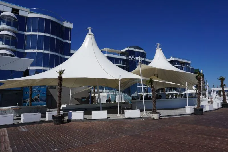 Білі тенти перед сучасною будівлею