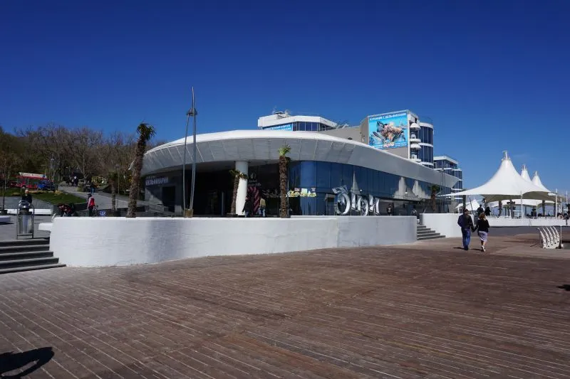 Будівля з сучасним дизайном на набережній.