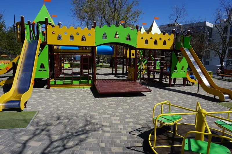 Дитячий майданчик з гірками та каруселлю