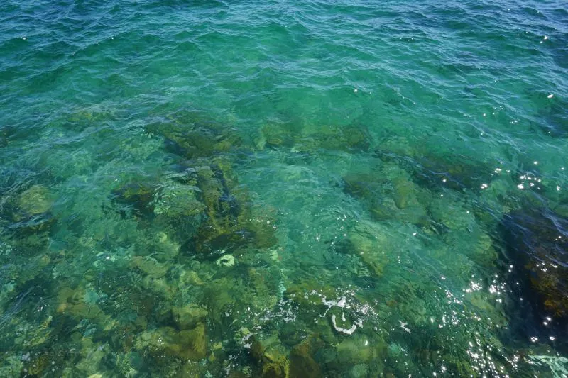 Прозора вода з камінням