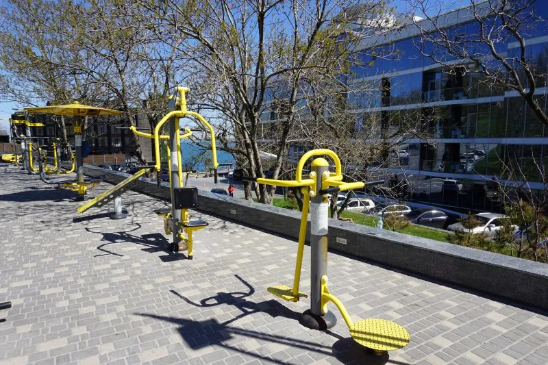 Вуличні тренажери на відкритому повітрі.
