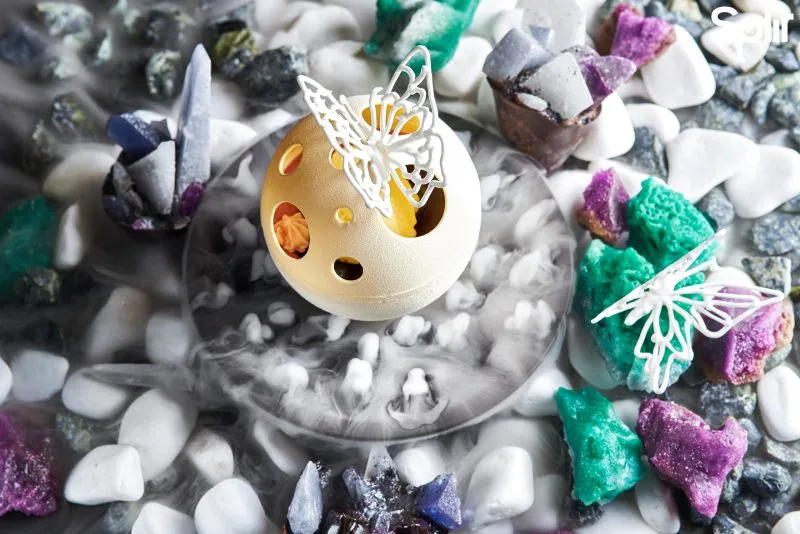 Декоративна композиція з камінням і метеликами.