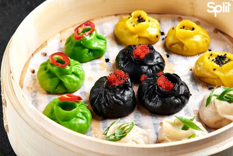 Різнокольорові пельмені в пароварці