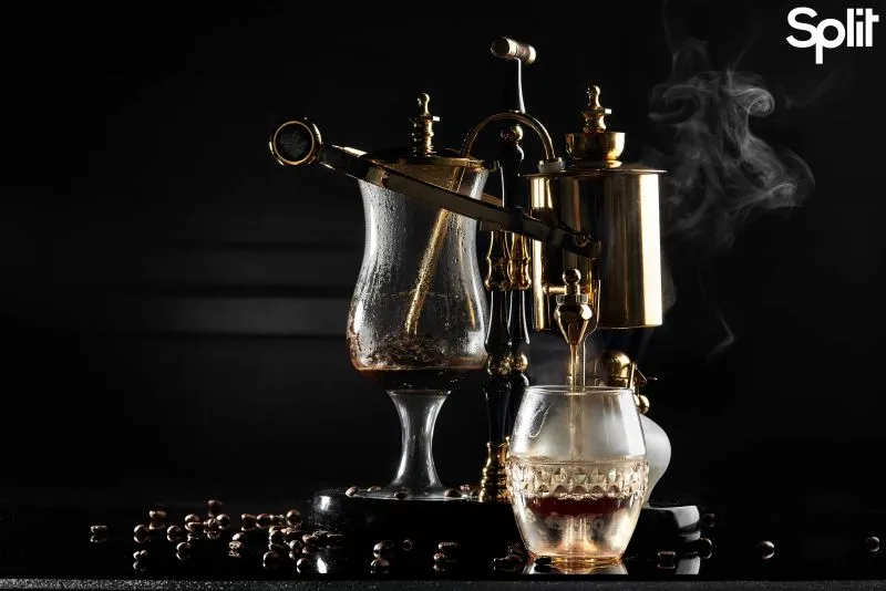 Старовинна кавоварка з парою