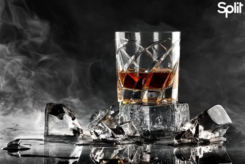 Склянка з напоєм на льоду