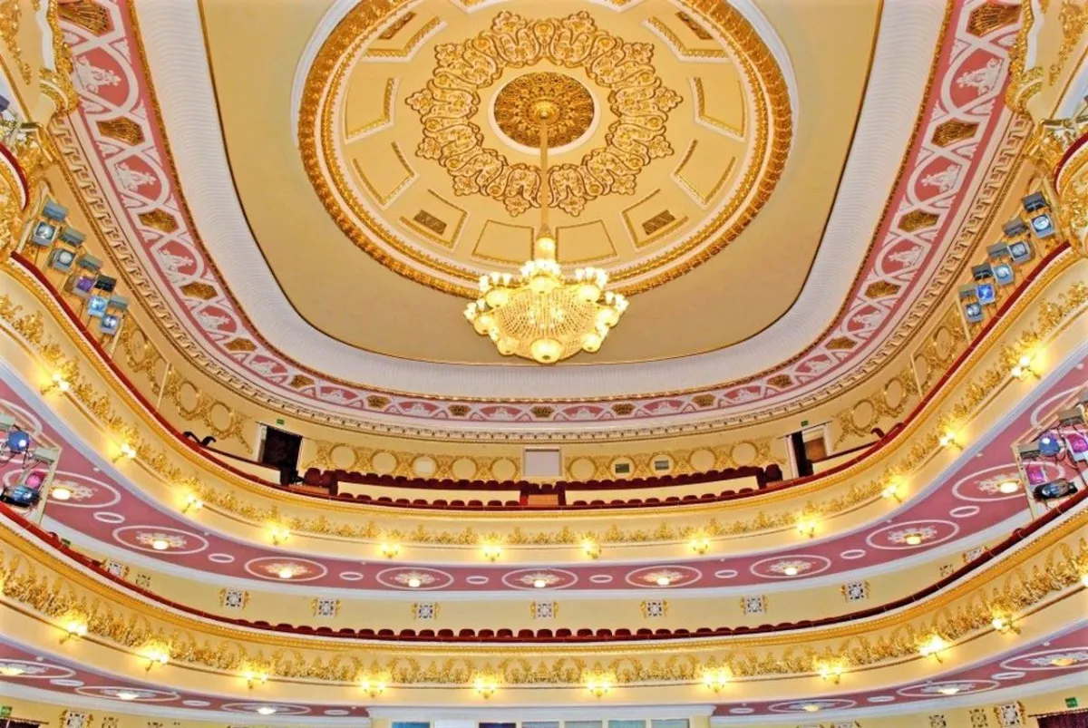 Інтер'єр театру з люстрою