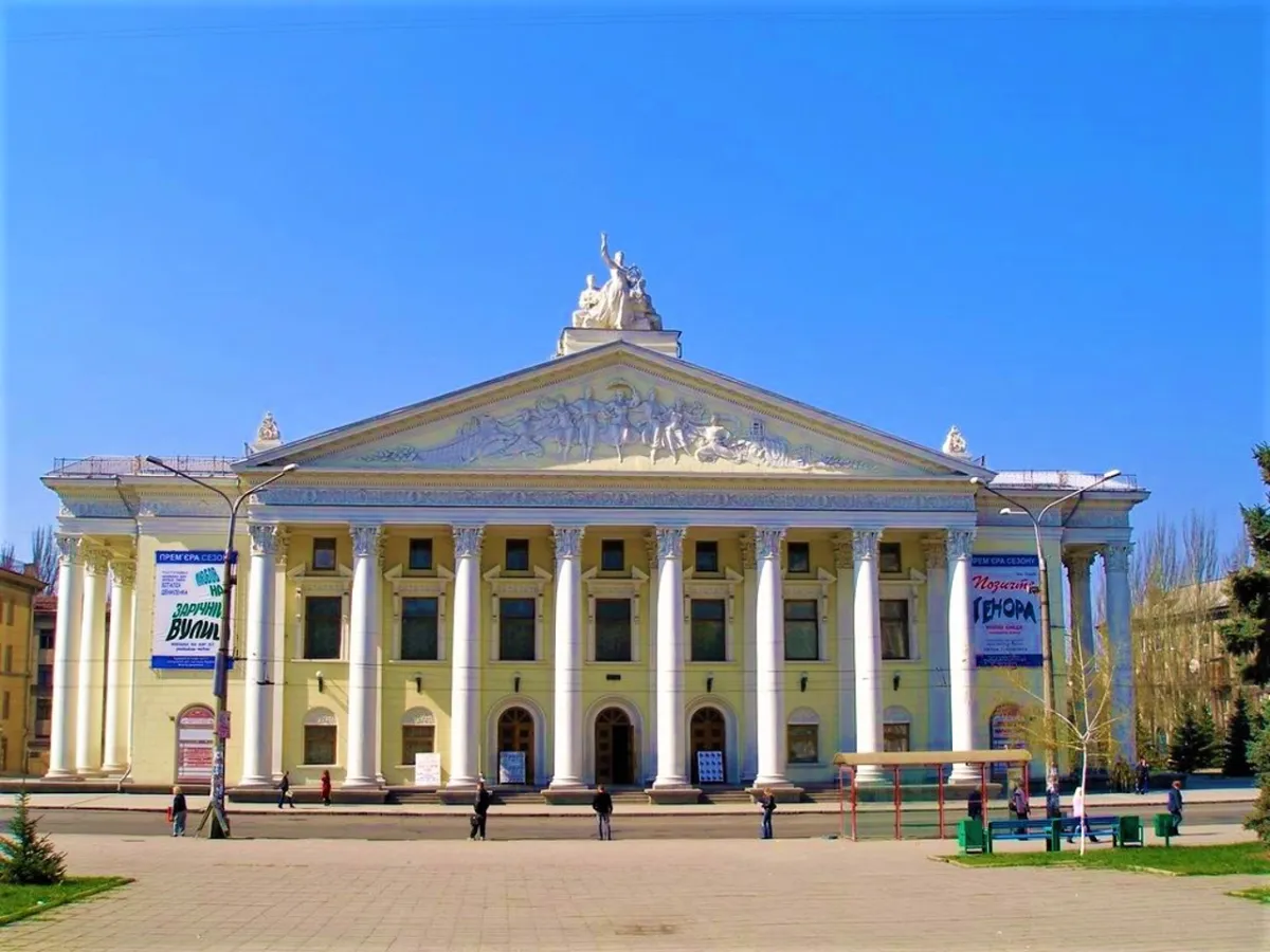 Будівля театру з колонами