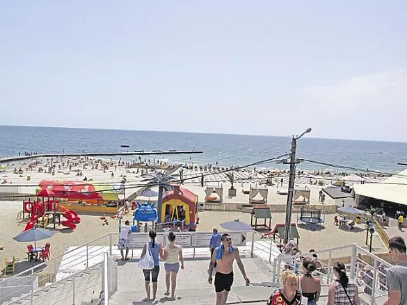 Пляж з відпочивальниками біля моря