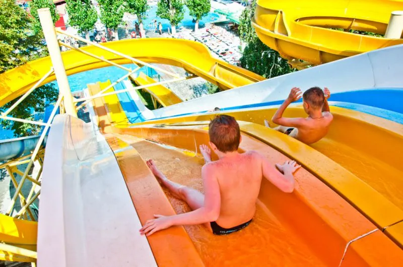 Діти на водяній гірці в аквапарку.