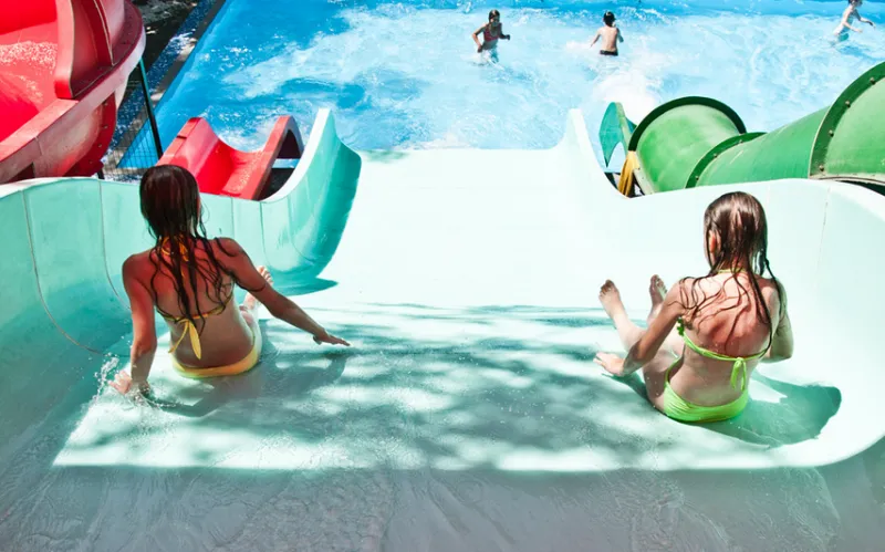 Дві дівчини на водній гірці в аквапарку